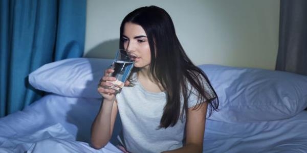 شەوانە پێش نوستن پەرداخێک ئاوی گەرم بخۆوە